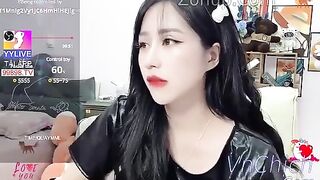 Em gái Llisa dễ thương lột đồ livestream show lồn vú cực ngon.