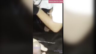 43,33Cặp đôi hs làm tình tại nhà vệ sinh của trường. Các cháu giờ nứng là làm chứ có