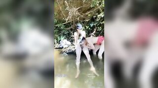 39,77Trời nắng quá thì ta ra suối vào bụi cây làm tình chịch cho mát