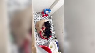 Quay lén mẹ hương giặt đồ ở chuồng