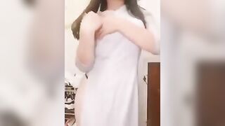 Clip học hành em thua, nhưng “móc cua” thì em giỏi