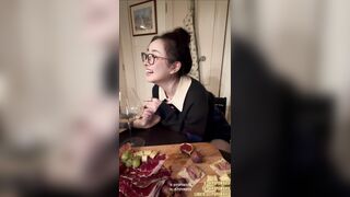 E pupu đến nhà bạn chơi nhậu say nên nứng lồn gạ b thân tụt quần ra bú cặc đụ nhau p1