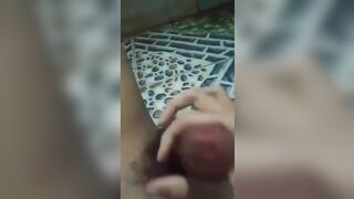 Anh áo trắng đang thủ dâm thì bị bắt gặp