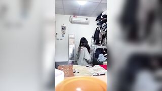 Cô gái ở nhà không mặc quần áo cho ba dượng muốn làm gì cũng được