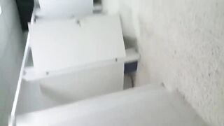 QUÁY LÉN 2 HỌC SINH ĐỤ NHAU TRONG NHÀ VỆ SINH TRÊN TRƯỜNG