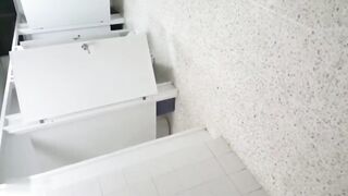 QUÁY LÉN 2 HỌC SINH ĐỤ NHAU TRONG NHÀ VỆ SINH TRÊN TRƯỜNG
