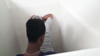 QUÁY LÉN 2 HỌC SINH ĐỤ NHAU TRONG NHÀ VỆ SINH TRÊN TRƯỜNG