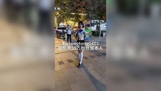 Cô gái thủ dâm nơi công cộng 4