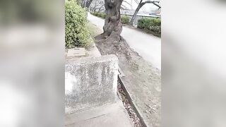 Em gái mặc áo khoác dài đeo khẩu THỦ DÂM ngoài công viên