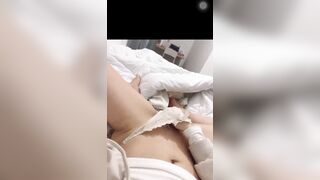 Em gái nứng lồn quá nên móc lồn