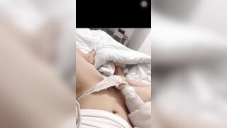 Em gái nứng lồn quá nên móc lồn