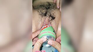 Nhét lon bí đao vào lồn Thủ dâm cho em gái 16 tuổi lồn múp sướng chảy nước