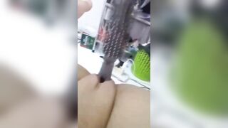 Em gái thủ dâm bằng cái lược chải tóc😋😋