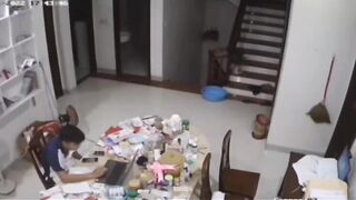 Ông anh ngồi làm việc mà con em cứ cởi quần áo chạy long nhong qua lại