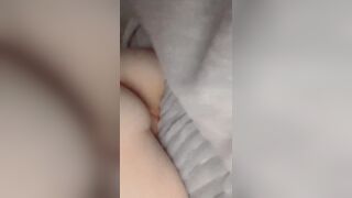 Em bỉ ngạn nứng lồn thủ dâm đụ luôn cái mền