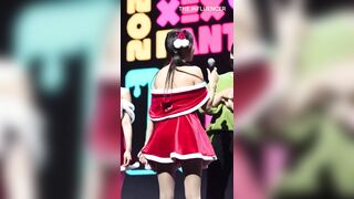 idol vén váy giơ mông cho fan vỗ đít, rên la ngay trên mic