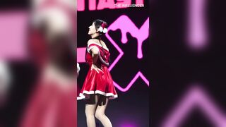 idol vén váy giơ mông cho fan vỗ đít, rên la ngay trên mic