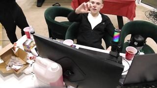 Gái xinh BÚ CU KHI NAM THANH NIÊN ĐANG STREAM