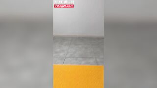 Nữ sĩ quan xinh đẹp mông to dâm đãng bú cặc chổng mông cho binh nhất địt mạnh vào lồn