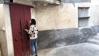 Cô gái bị bắt làm nô lệ