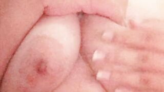 em gái vú bự thủ dâm
