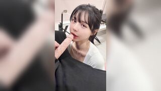 Hướng dẫn em teen cực xinh vú hồng cách bú cu bằng cặc giả