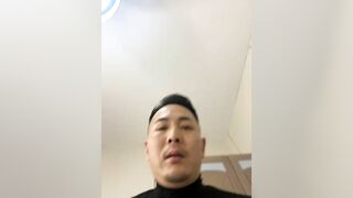 Em teen mới lớn nứng lồn bị mấy ô chú trg xóm dụ vào ks live show hàng địt tập thể p3
