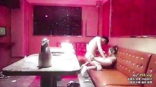 đi hát karaoke chưa kịp chọn bài đã lôi nhân viên quán hát ra địt p8