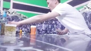 đi hát karaoke chưa kịp chọn bài đã lôi nhân viên quán hát ra địt p11