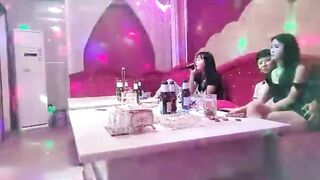 đi hát karaoke chưa kịp chọn bài đã lôi nhân viên quán hát ra địt p13