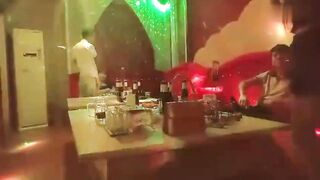 đi hát karaoke chưa kịp chọn bài đã lôi nhân viên quán hát ra địt p13
