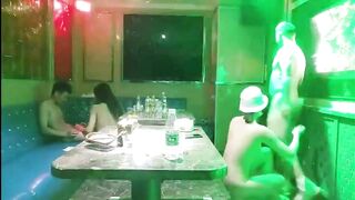 đi hát karaoke chưa kịp chọn bài đã lôi nhân viên quán hát ra địt p15
