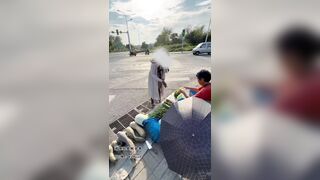 SỐC tận óc em gái mặc nội y mỏng tang thản nhiên đi chợ lề đường