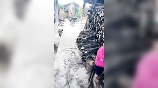vừa đi học về liền nhét máy rung vào háng quay clip