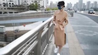 em gái body cực chuẩn quay clip public khỏa thân ngoài đường