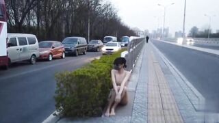 em gái body cực chuẩn quay clip public khỏa thân ngoài đường
