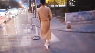 em gái body cực chuẩn quay clip public khỏa thân ngoài đường