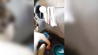 Đặt cam quay lén em dâu kính cận vú bự đi tắm