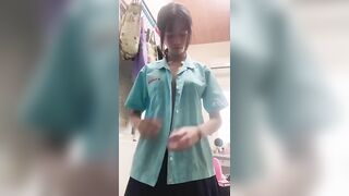 Em gái mặc đồng phục tự quay lén LỘt đồ khoe vú dáng trong phòng
