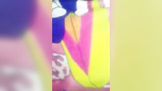 nữa đêm tranh thủ bố mẹ ngủ hết lẻn vào phòng vạch bím quay lén nhỏ em họ đg ngủ