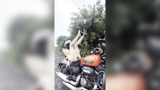 đang đi phượt em gái lôi cu giả ra thủ dâm ngoài đường public