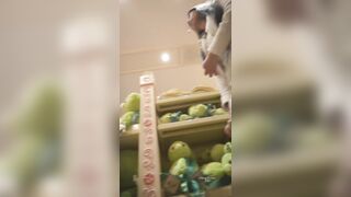 Em gái mặc váy tự quay trộm lấp ló trong phòng