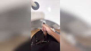 Sục cặc và bắn tinh cùng thằng bạn trong nhà vệ sinh trường