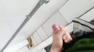 Chú bộ đội sục cặc trong wc đơn vị