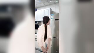 Em teen TQ cực xinh k mặc áo vú livetream quét nhà nên lộ hàng