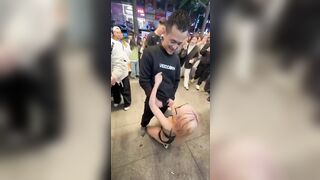 Được em gái bú cu ngoài đường