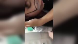 Được bé ghệ khóa dưới lớp 10 bú cặc trong WC nam ở trường