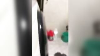 Được bé ghệ khóa dưới lớp 10 bú cặc trong WC nam ở trường