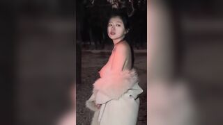 em người mẫu ảnh xinh đẹp chụp ảnh khỏa thân giữa trời đông