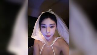 Em teen cosplay cô dâu cực xinh livetream show hàng móc lồn dâm ngay trên xe p22